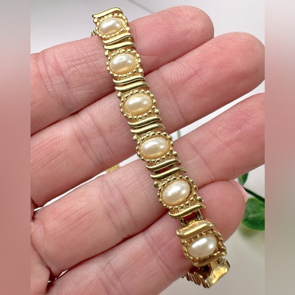 ❌SOLD 💛Vintage Faux Pearl Gold Tone Bracelet - Picture 1 of 6